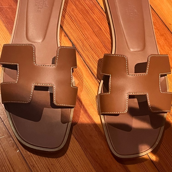 *SOLD* Hermes Oran gold color size 40/10 pristine condition - Picture 1 of 13